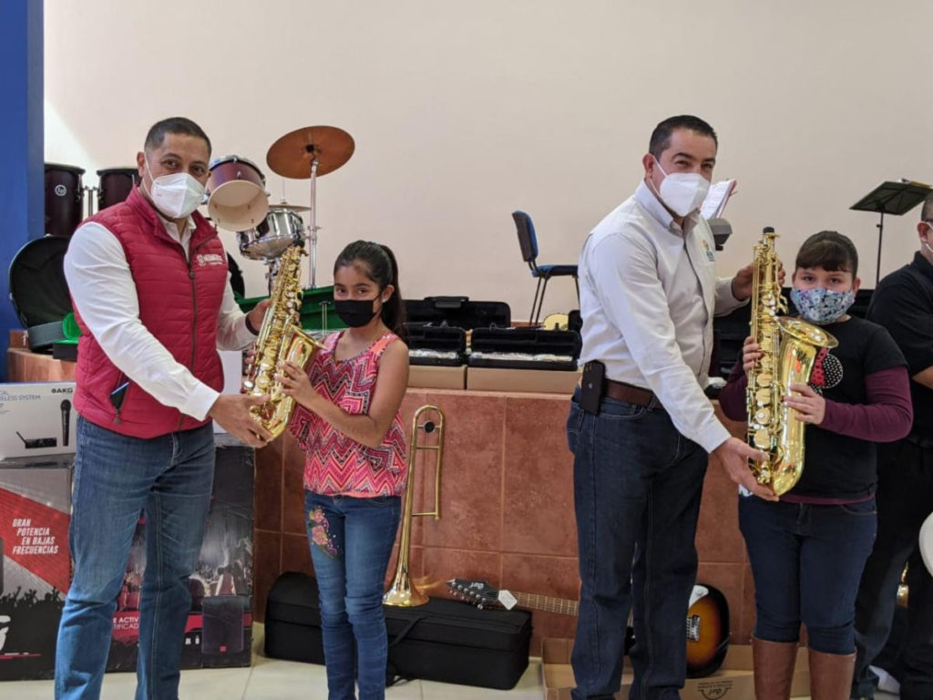 Con el Programa 2×1, entregan instrumentos musicales a escuela de Jalpa El Líder en Noticias